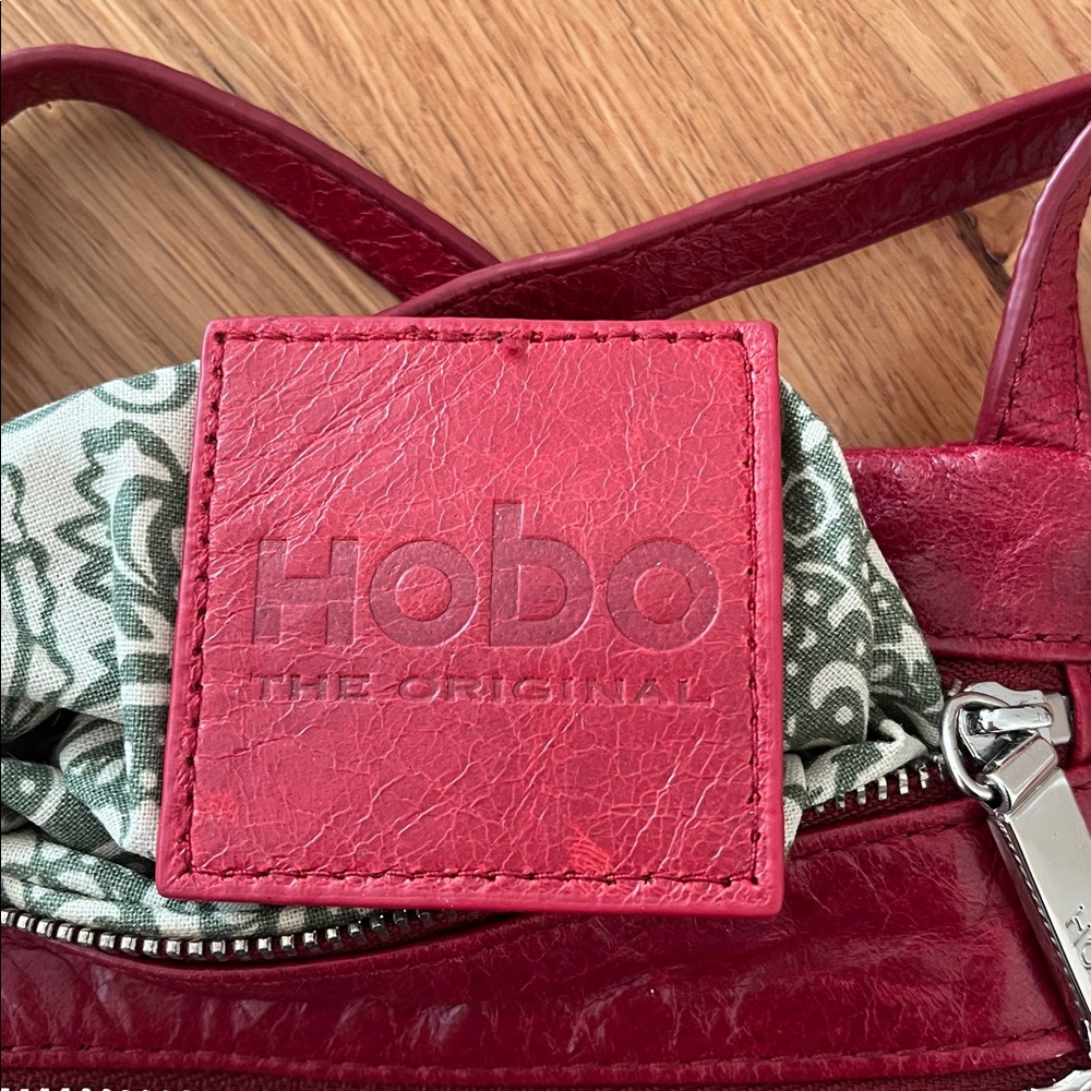 Hobo Burgundy Leather Crossbody Bag 3 Zippered Pockets - Picture 6 of 11